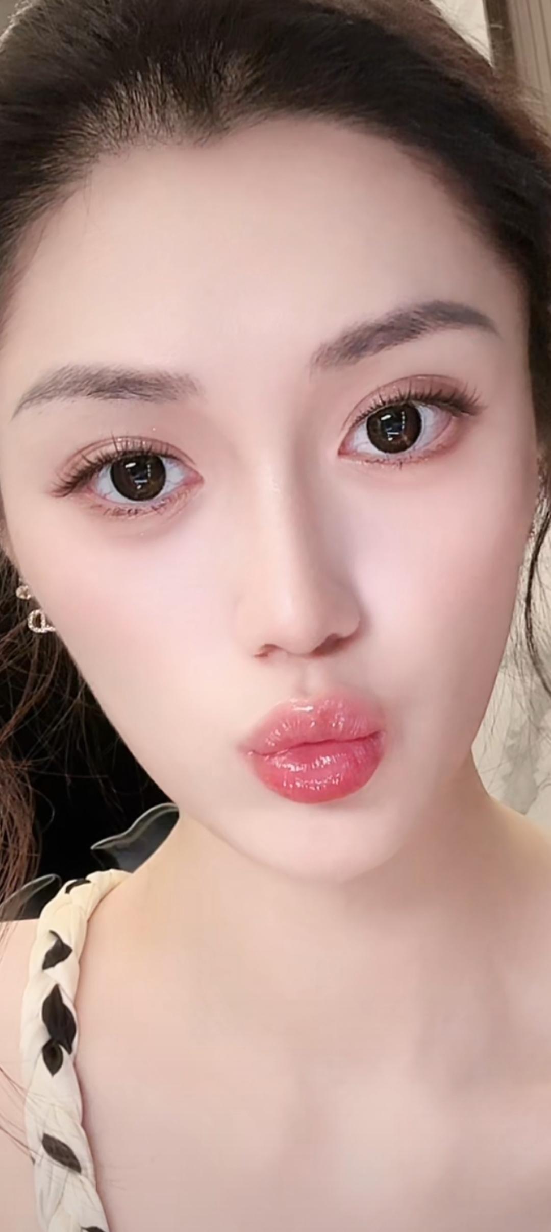 这个小姐姐的妆容好精致啊！