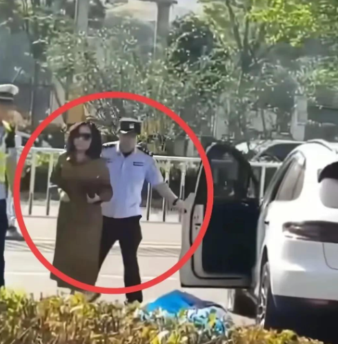 保时捷失控撞人，女司机戴墨镜淡定下车，路人：她太冷漠了！
