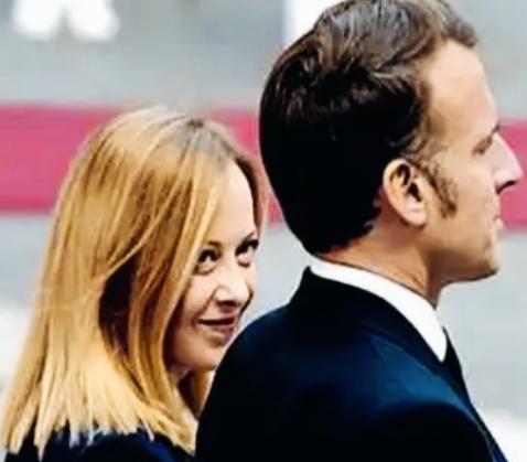 高市早苗和梅洛尼两人的眼神是不是很一致啊！两人脸上都带有轻微的微笑，看向各自关