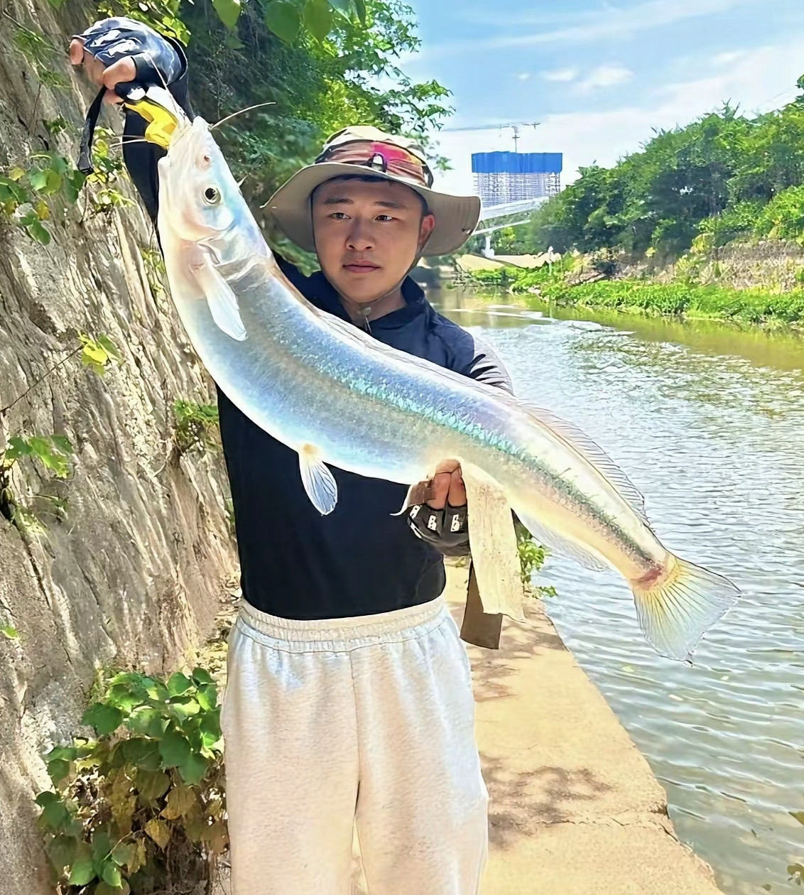 钓到一条奇怪透明会发光的鱼