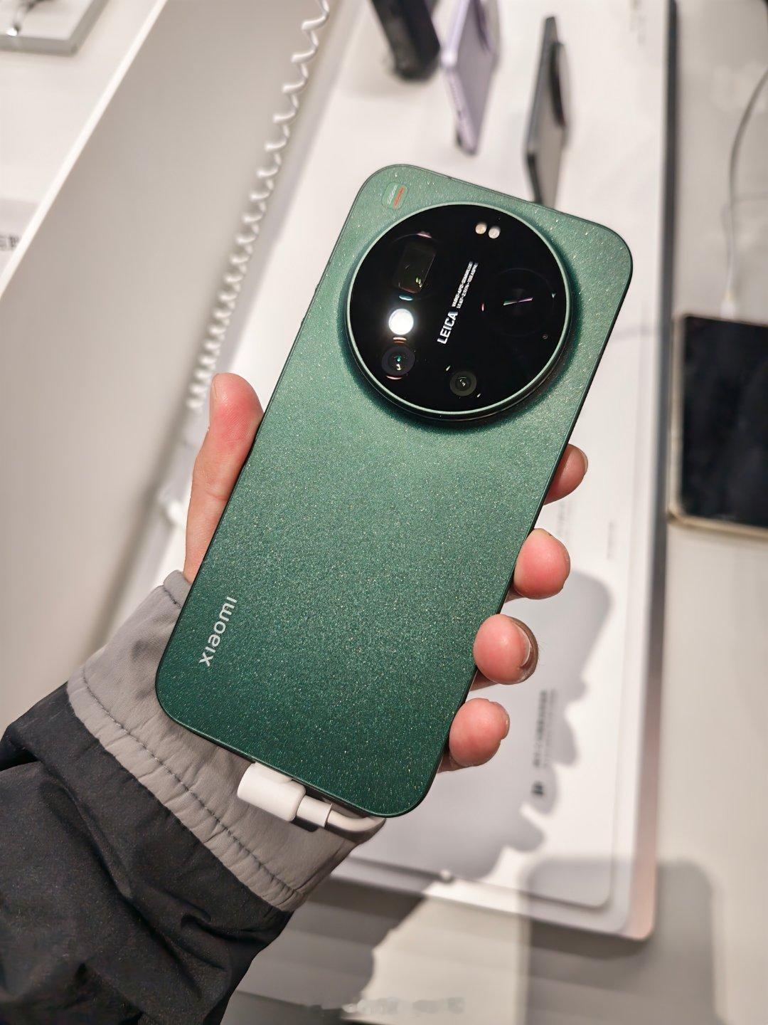 上手小米17Ultra的第一感觉是居然有点像iPhone17ProMax，