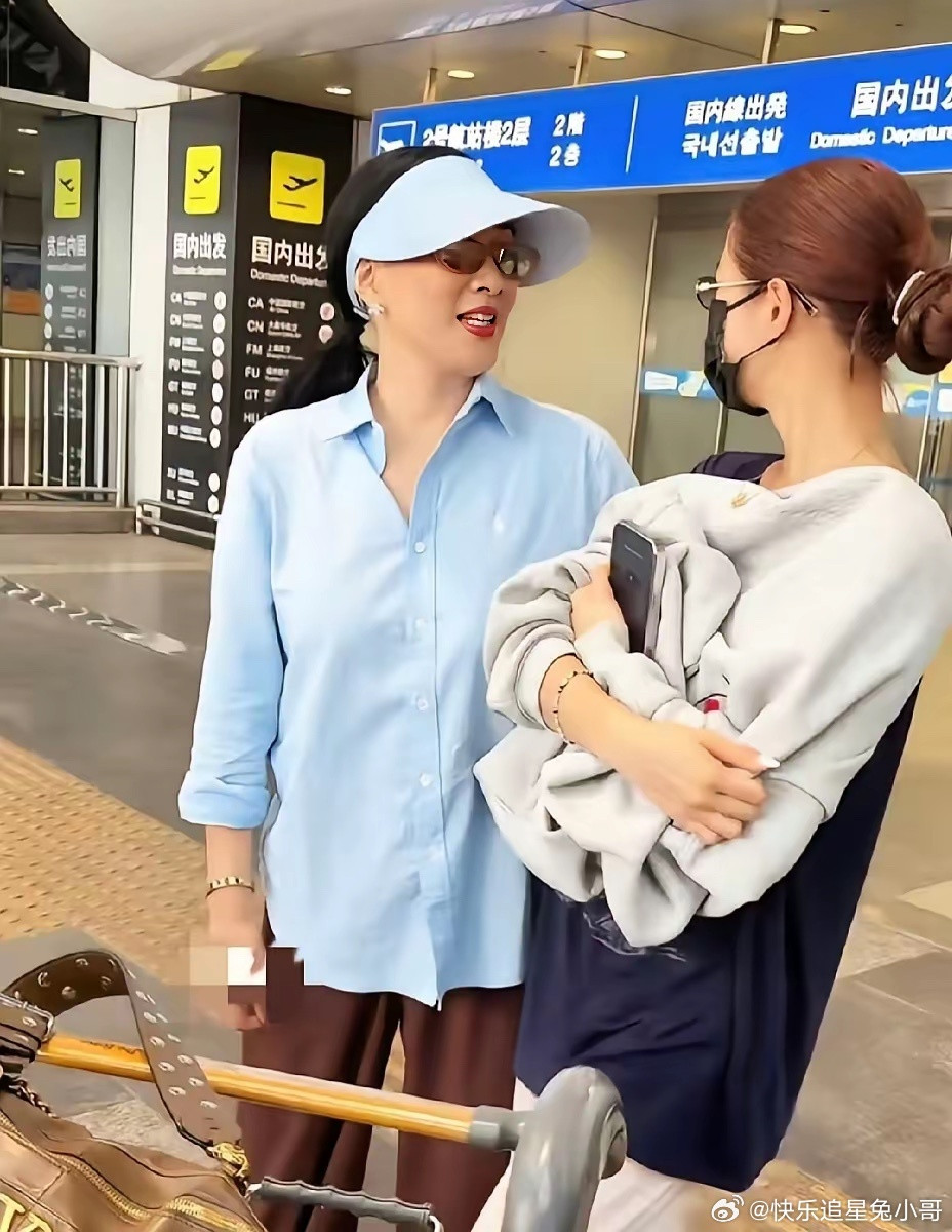 钟丽缇与即将前往波士顿读大学的二女儿Jaden一同现身机场，母女俩亲密同行，笑容