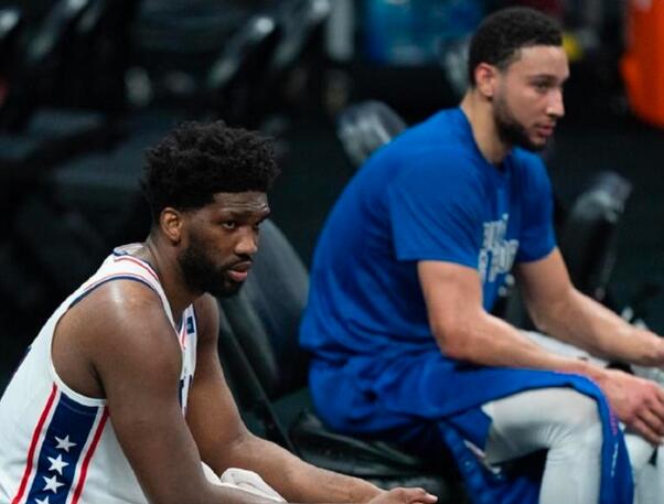 据ESPN记者报道，本-西蒙斯去年夏联系<em>乔尔</em>-恩比德，欲修复关系。西蒙斯回费城比