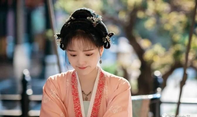 1070年初，福康公主病得奄奄一息，躺在床上。被子上全是虱子，驸马李玮却笑着说：