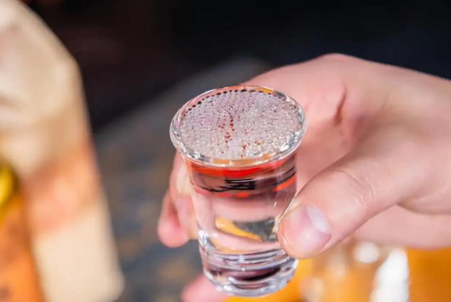 二线白酒为啥越混越惨？说白了就是"夹心饼干"的命发现一个残酷真相：舍得、水井