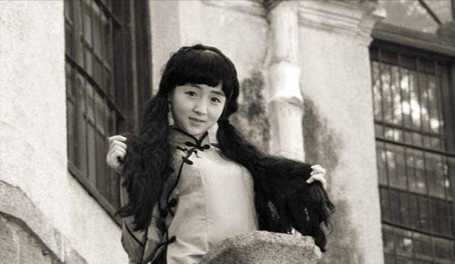 1947年，张福运对妻子李国秦坦白：“女儿怀孕了，孩子是我的！”。李国秦脸色一变