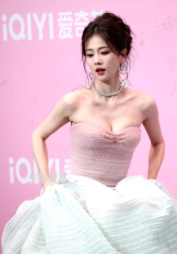 难怪她被其他女星忌惮，长的比赵丽颖甜美，比刘诗诗清新，身材还比杨幂好，腿比杨幂还