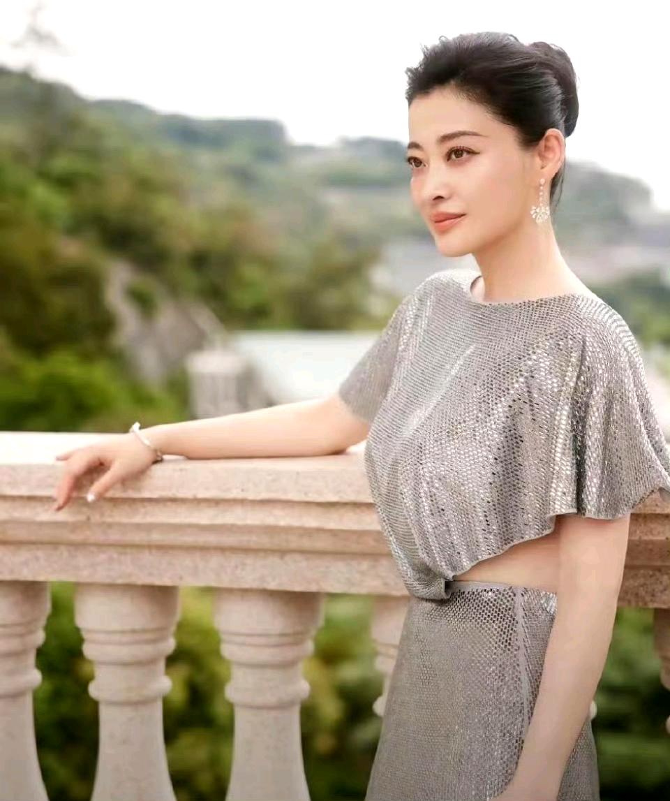 50岁梅婷穿搭太显气质了，给明星设计衣服设计师牛，这衣服只有明星驾驭了，普通人连