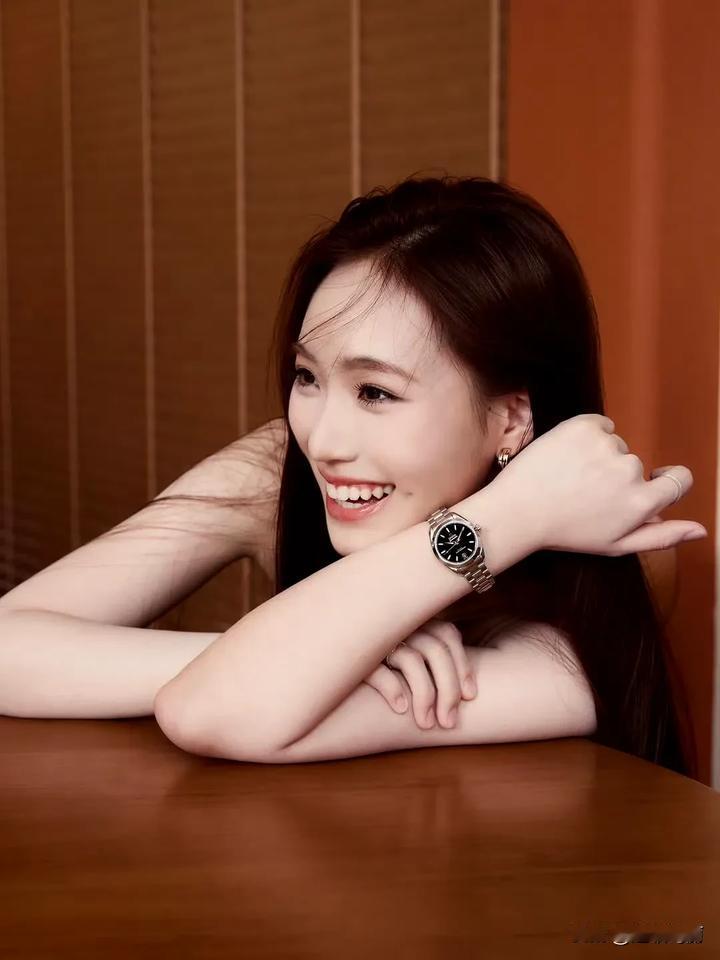 小S女儿Lily演绎OMEGA腕表🤎🤎​​​Lily好棒啊，这么年轻接