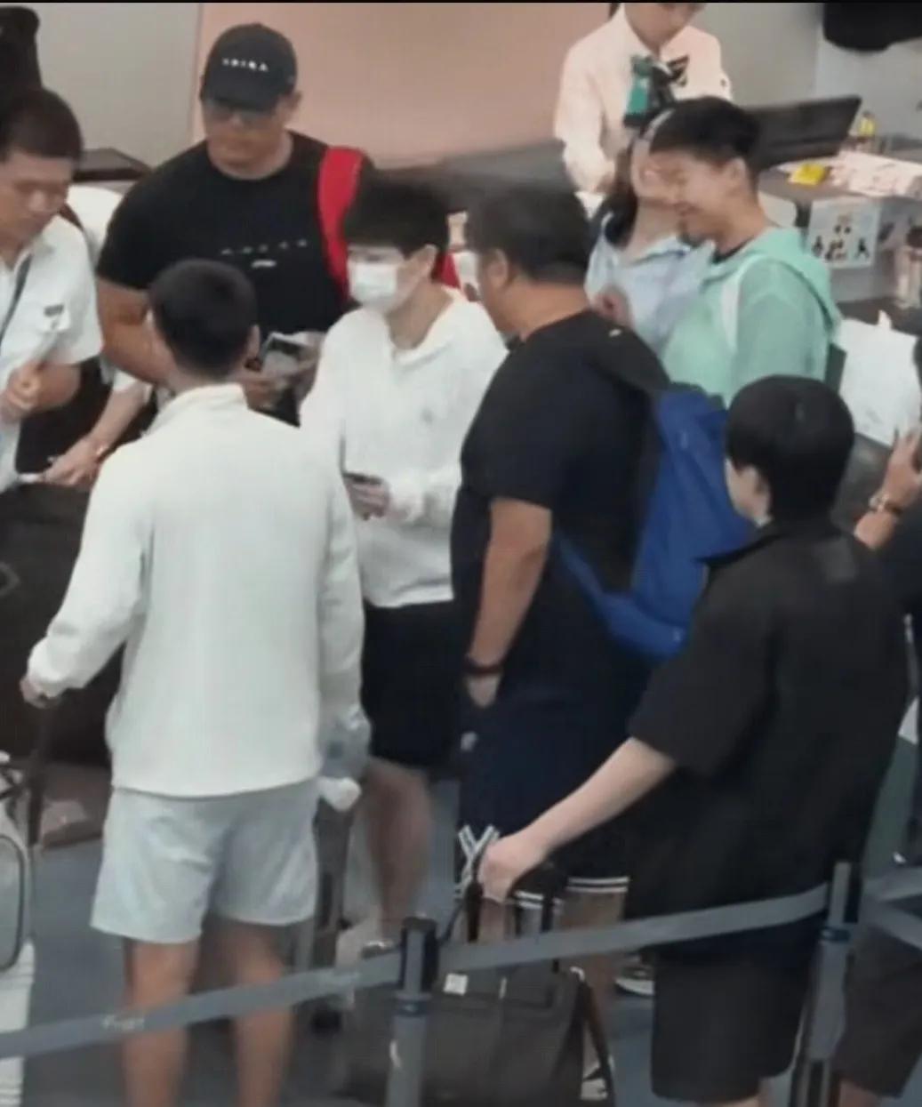 被无数手机怼脸拍，大头居然毫不在意，办完手续就杵那里等，还得拉着牛牛一块等