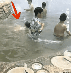 小男生笑嘻嘻的举手之劳，却不知道做了一件天大的好事，功德无量[赞]