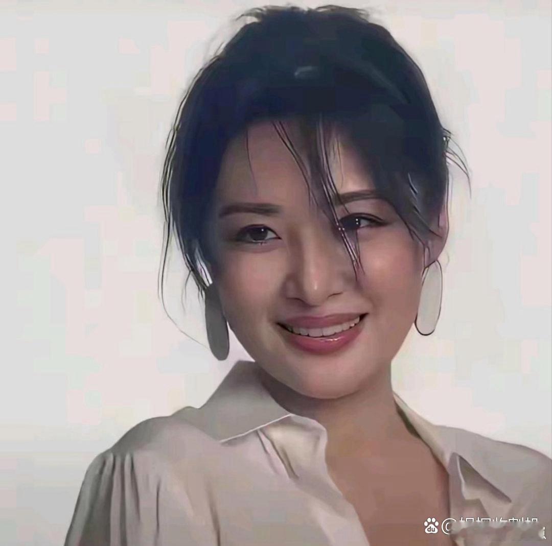 周涛真的是越活越漂亮，气质端庄又温柔，岁月只增魅力不减颜值！