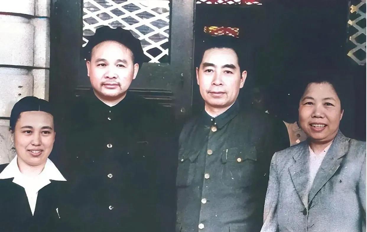 1951年，周总理携夫人邓颖超赴大连，专程看望正在养病的徐海东大将，并且合影留念