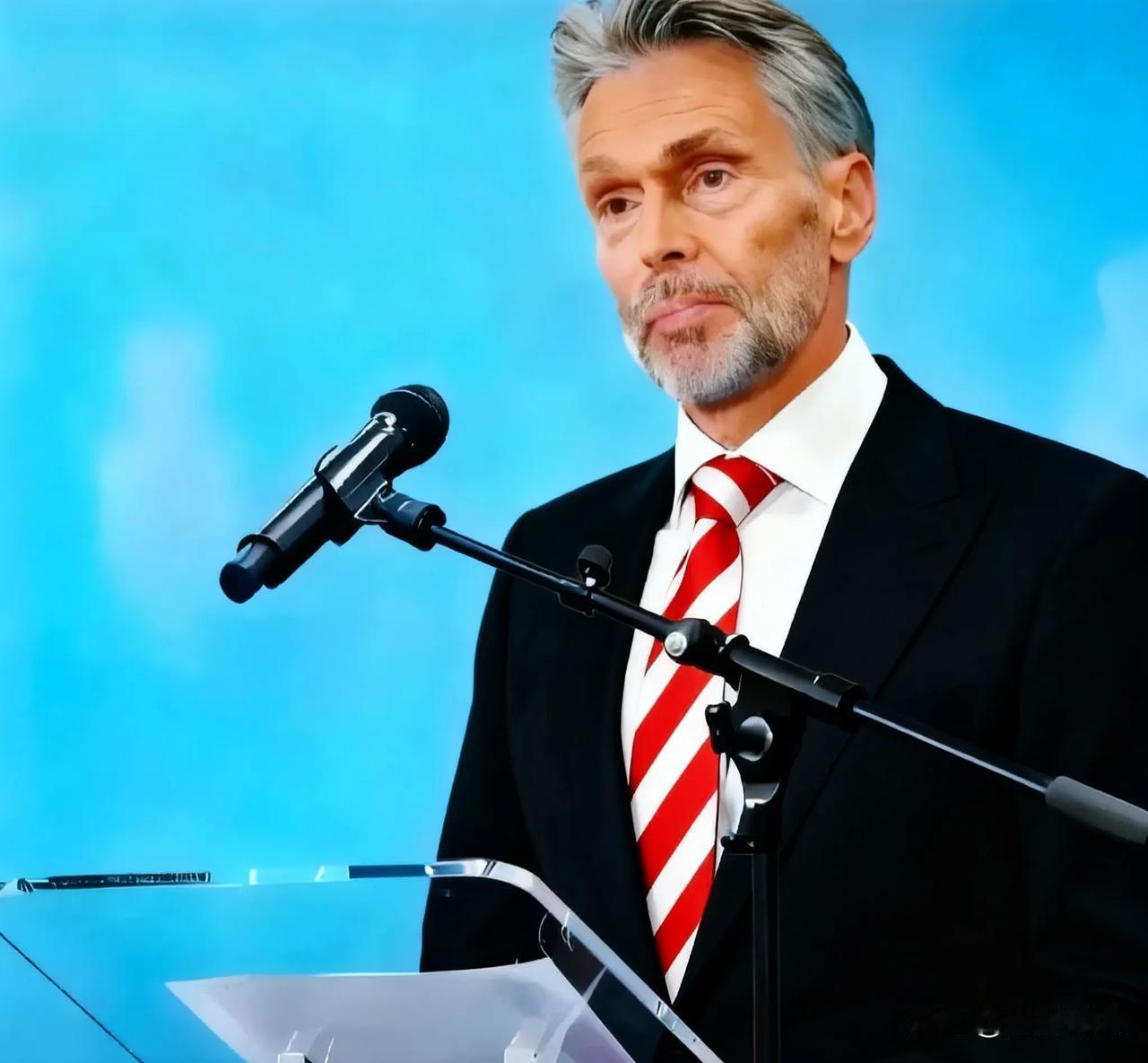 11月6日，荷兰光刻巨头ASML发布声明称将进一步加强对DUV光刻机的出口管控。