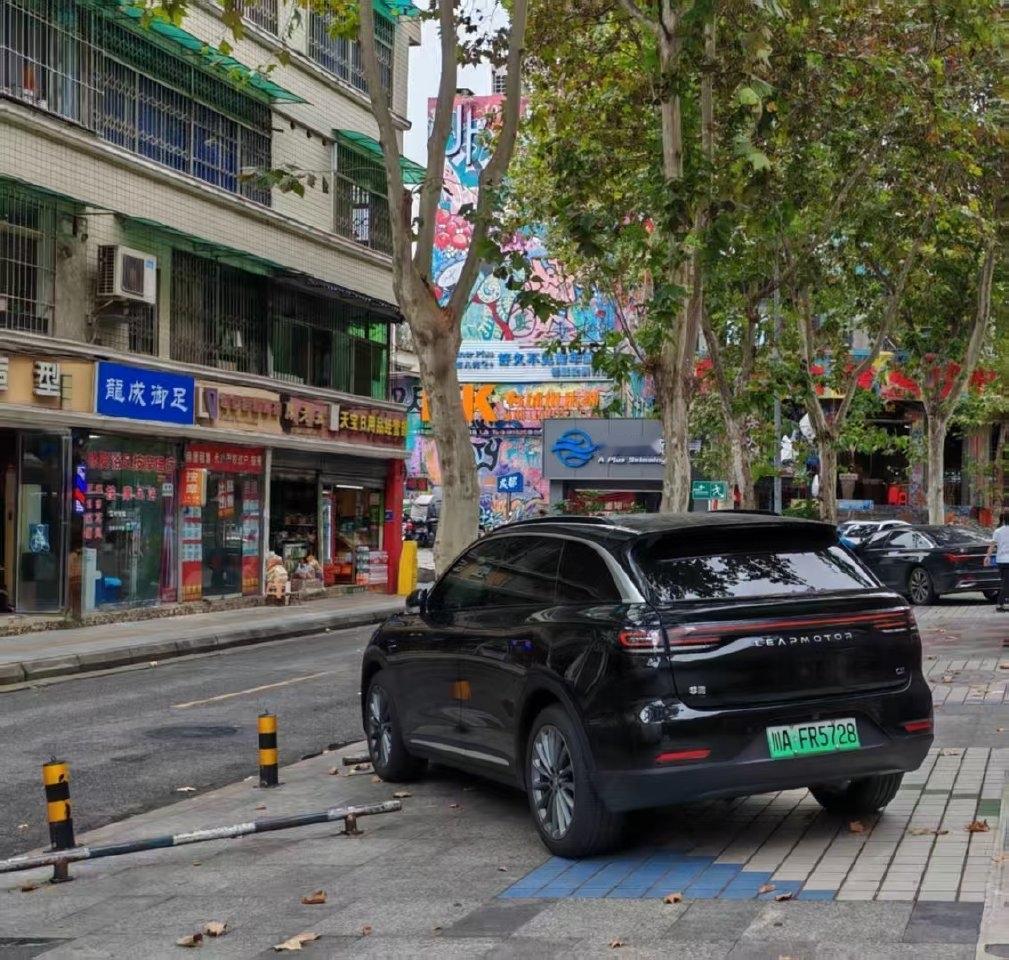 零跑C11｜从被看衰到年销50万，它凭啥冲百万？2025年世界汽车格局正在重