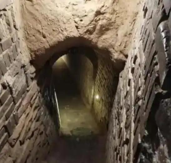 1994年山西农户挖地窖惊现千年秘道：一锄头砸开历史谜团，地道迷宫暗藏唐代军事智