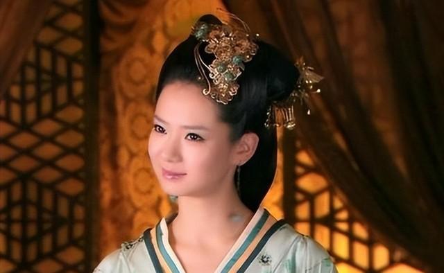 公元前129年，60岁的馆陶公主刘嫖正享受着养子董偃的服侍。突然，刘嫖伸手，抚上