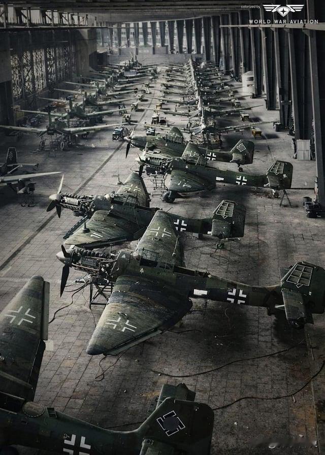 1943年，柏林滕珀尔霍夫机场巨大的机库内，正在组装中的Ju-87“斯图卡”俯冲