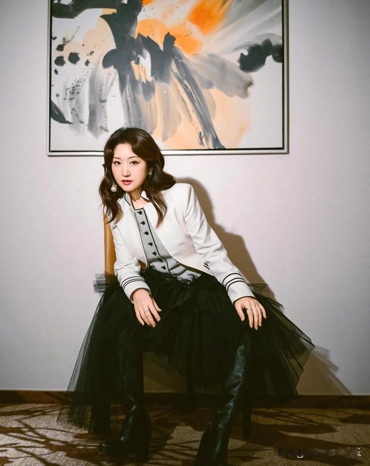 杨钰莹换发型了，从黑长直变成了卷发，别人卷发像阿姨，杨钰莹卷发居然很有少女的娇俏