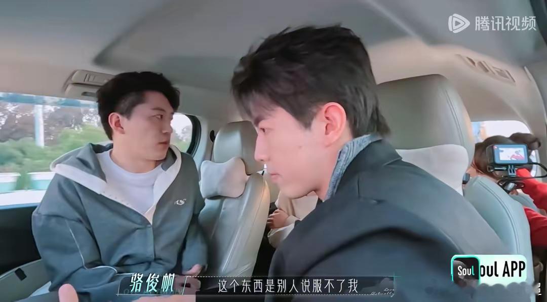 《半熟恋人4》最新一期，夏梦婷和骆俊帆跟着万潇、郑玮颖去练习空中瑜伽，他们本来是