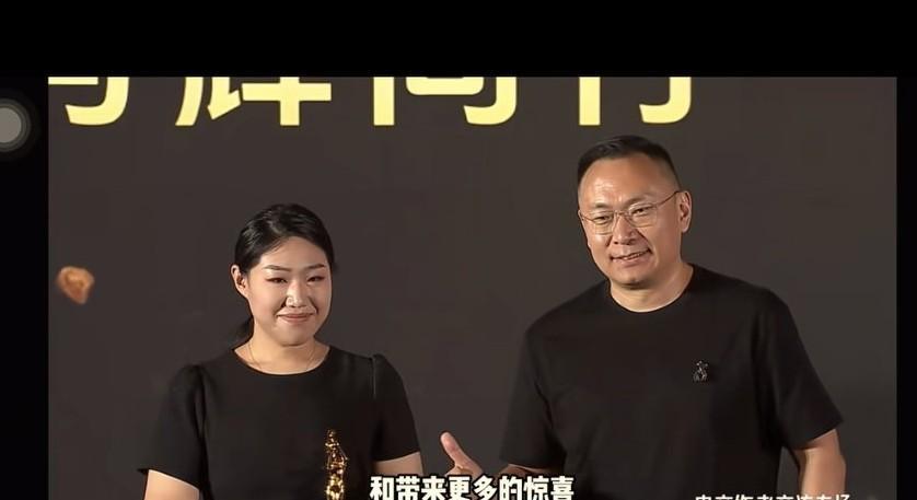与辉同行再度获奖荣获抖音电商年度贡献奖去年拿的是卓越奖，这次领奖的还是上次那