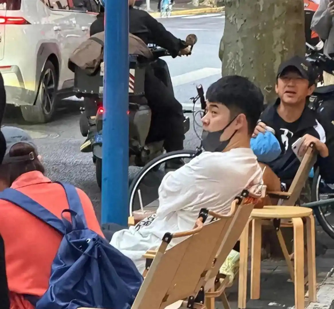 邓超陈赫现身上海街头喝咖啡！俩人往路边一瘫，网友：这松弛感真绝了​