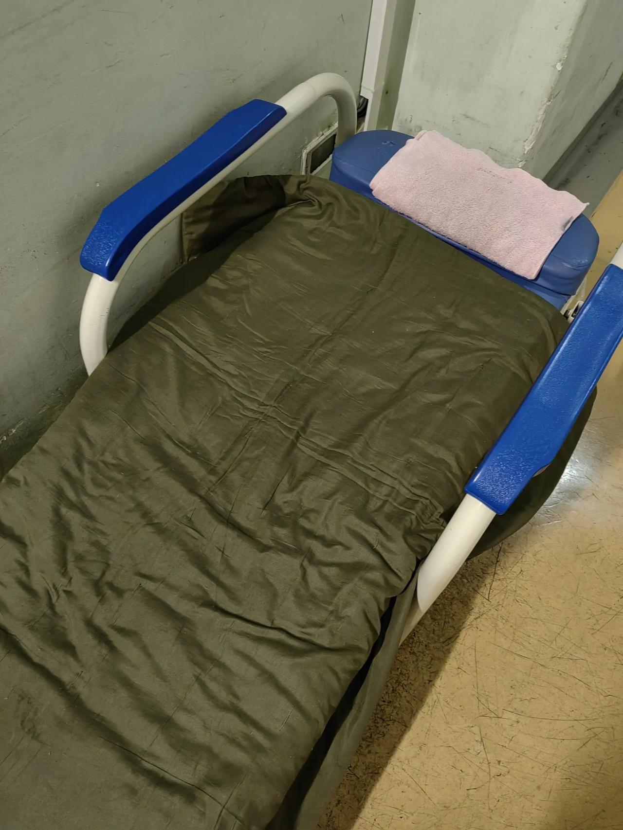 今年已经63岁了，独自来北京陪护生病的儿媳，这几天的日子真的熬得身心俱疲。