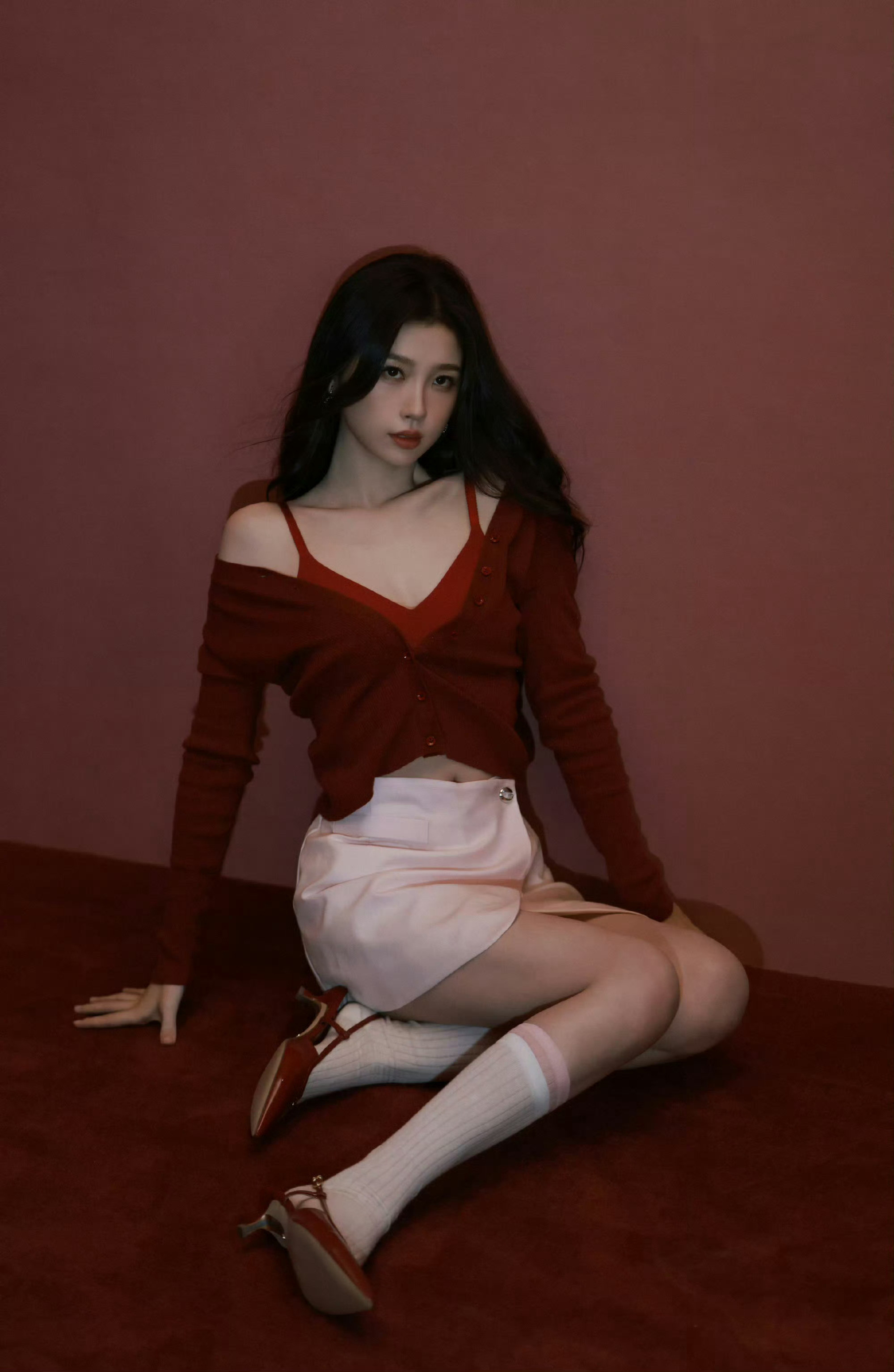 虞书欣新年写真又甜又辣虞书欣新年写真黑发红装造型亮眼，露肩设计添性感，甜辣氛围