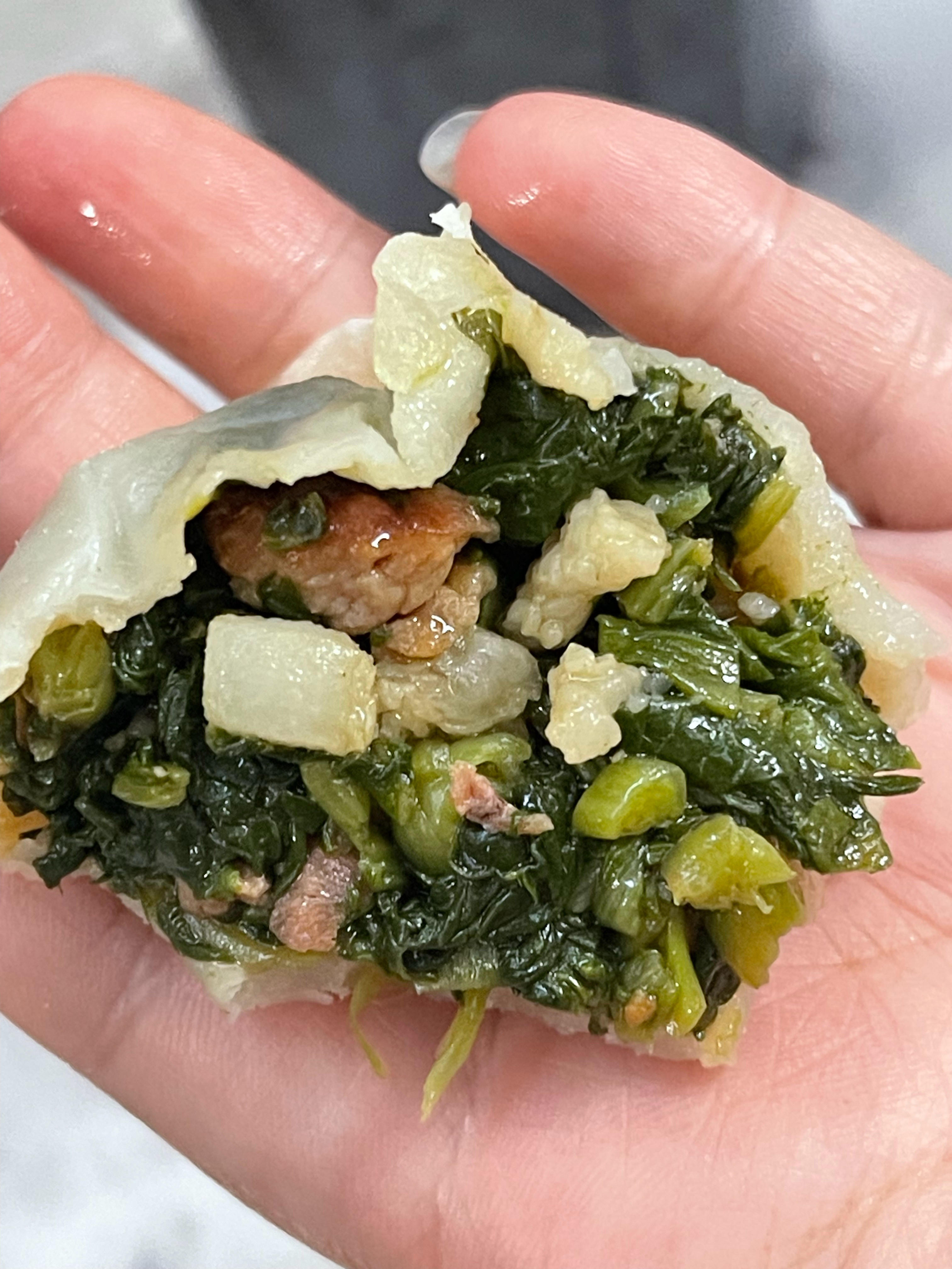 胖头莎昱_妈妈牌儿蒸饺，一下吃了四个，太好吃了！吃撑了还想吃，赶紧离开餐桌，
