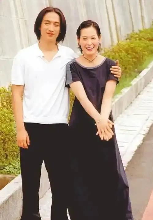 2011年，41岁的刘若英嫁给了身价过亿的钟小江。结婚当晚，刘若英提出了3个正常