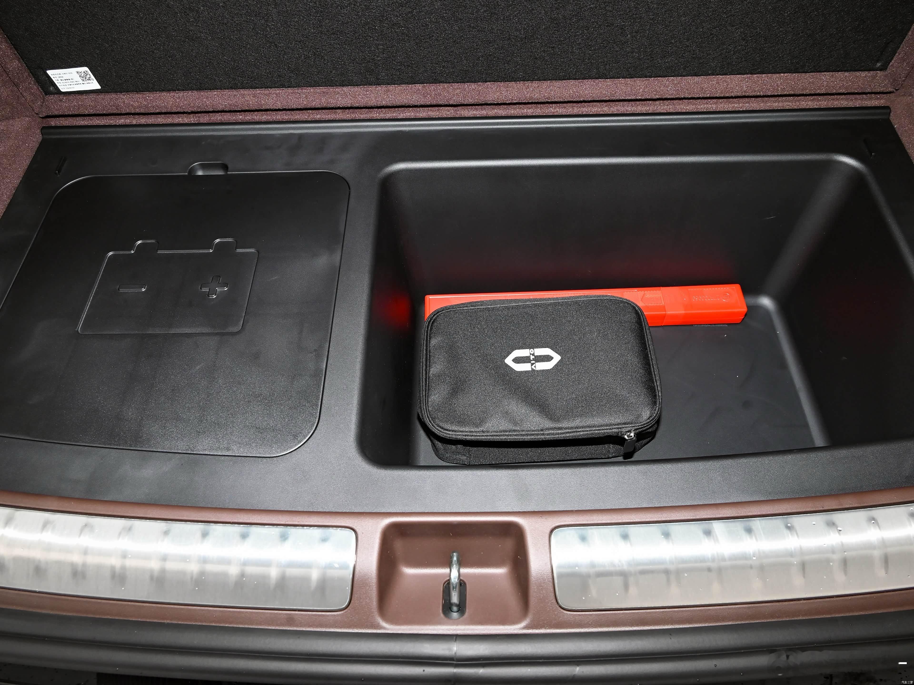 问界M8，6座后备箱（图1）与5座后备箱（图2）。5座的空间更深更宽，小三电挪到