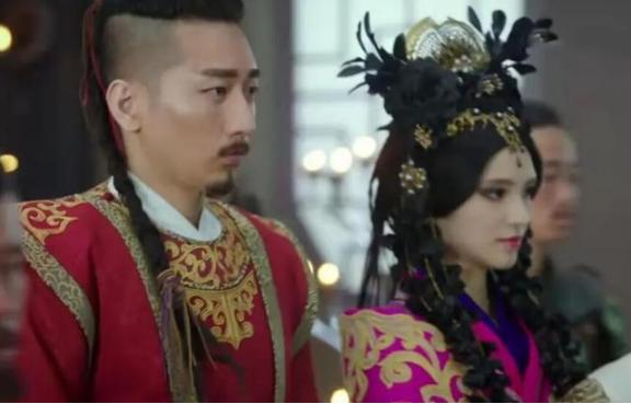 在西夏皇宫里，一个年幼女孩的命运转折来得那么突然，她本是皇后，却眼睁睁看着嫂嫂取