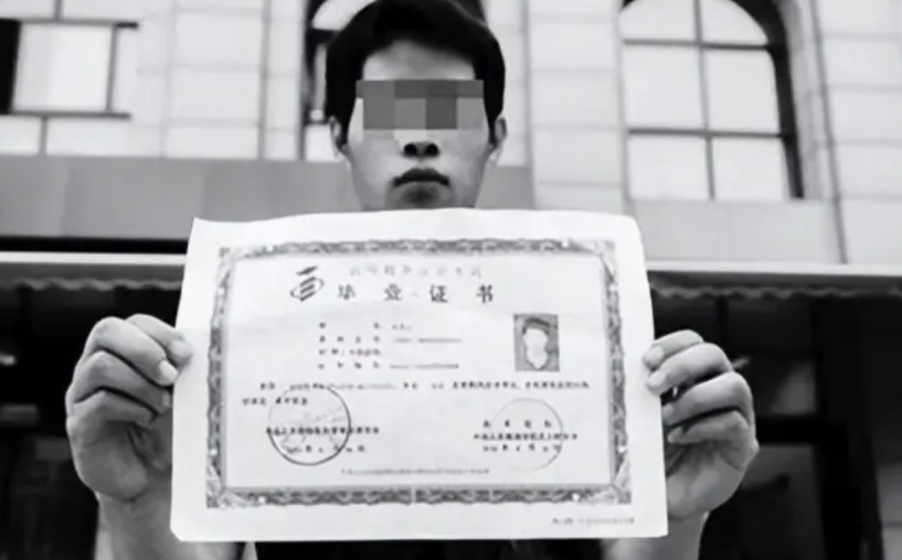 武汉大学，一名学生怒气冲冲地说：“我在武汉大学读了4年书，花了20多万，现在你告