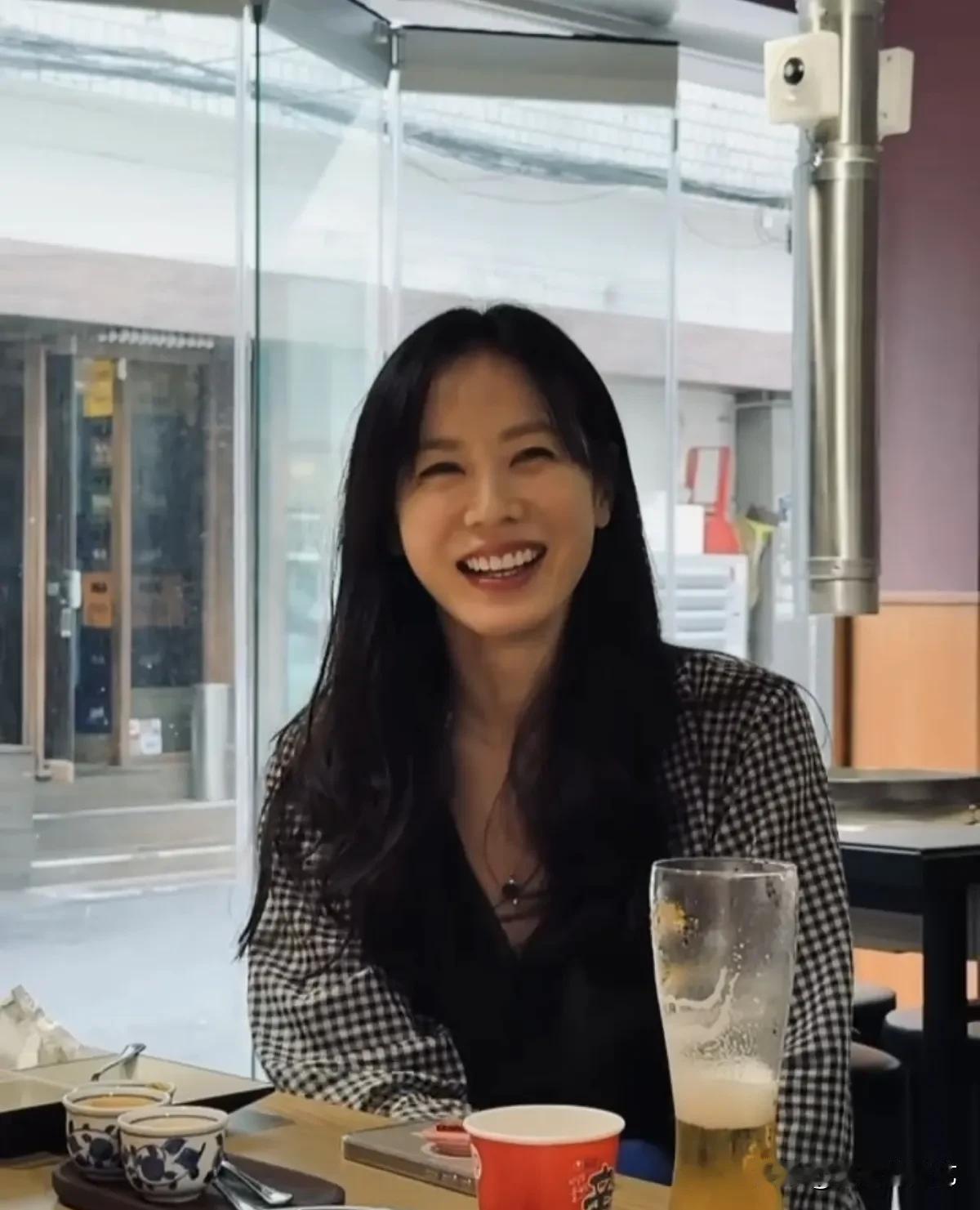 21日，演员孙艺珍通过自己的Instagram上传了多张照片。公开的照片中，孙艺