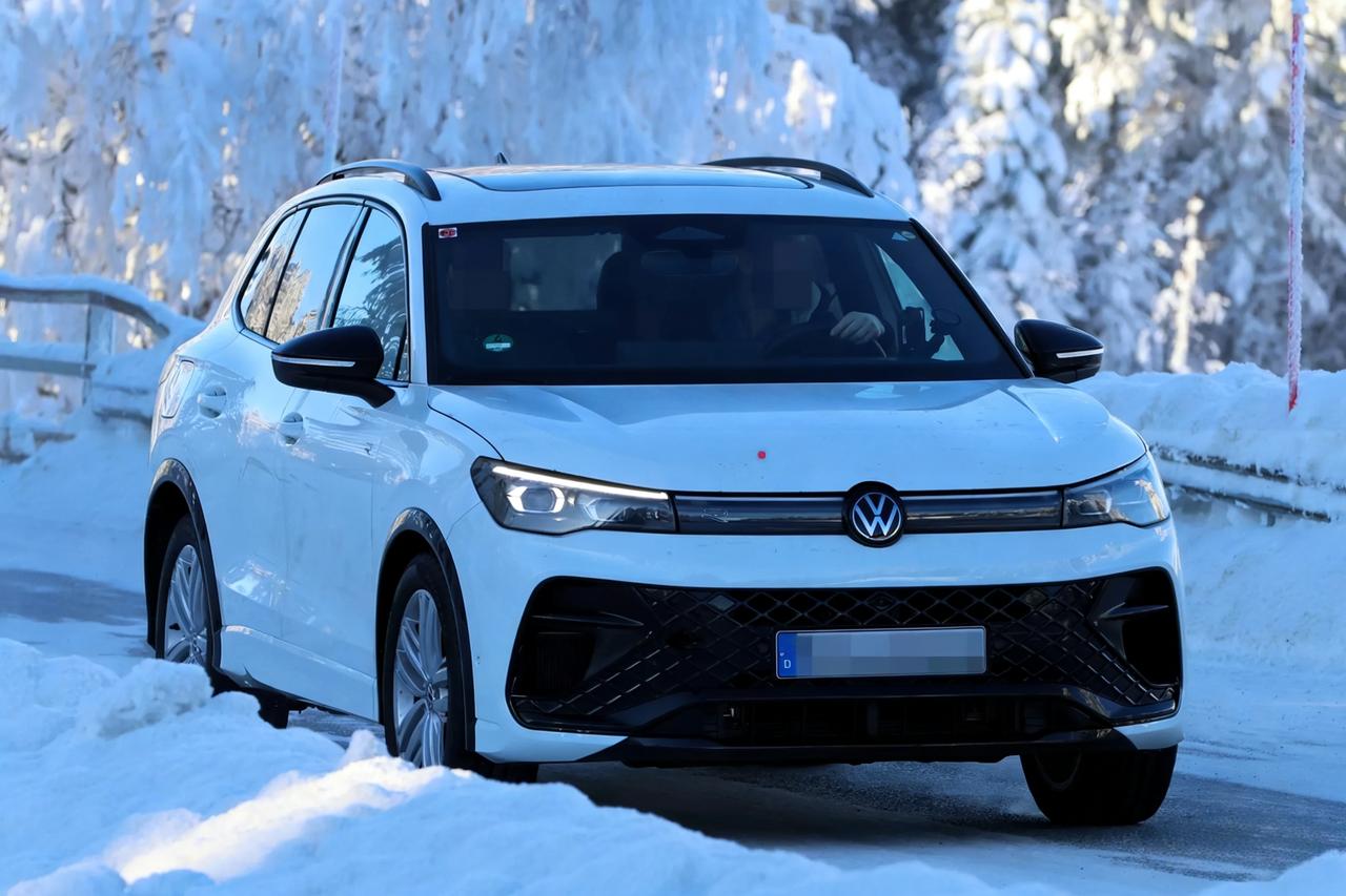 大众新途观R实车曝光黑化外观+四出排气预计329马力外观，前脸单横条格