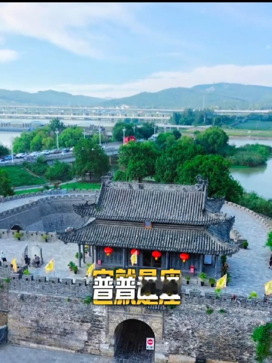 孟加拉国教授跪在寿县古城墙下，摸完砖缝说了一句话，让在场所有中国人惊喜不已真