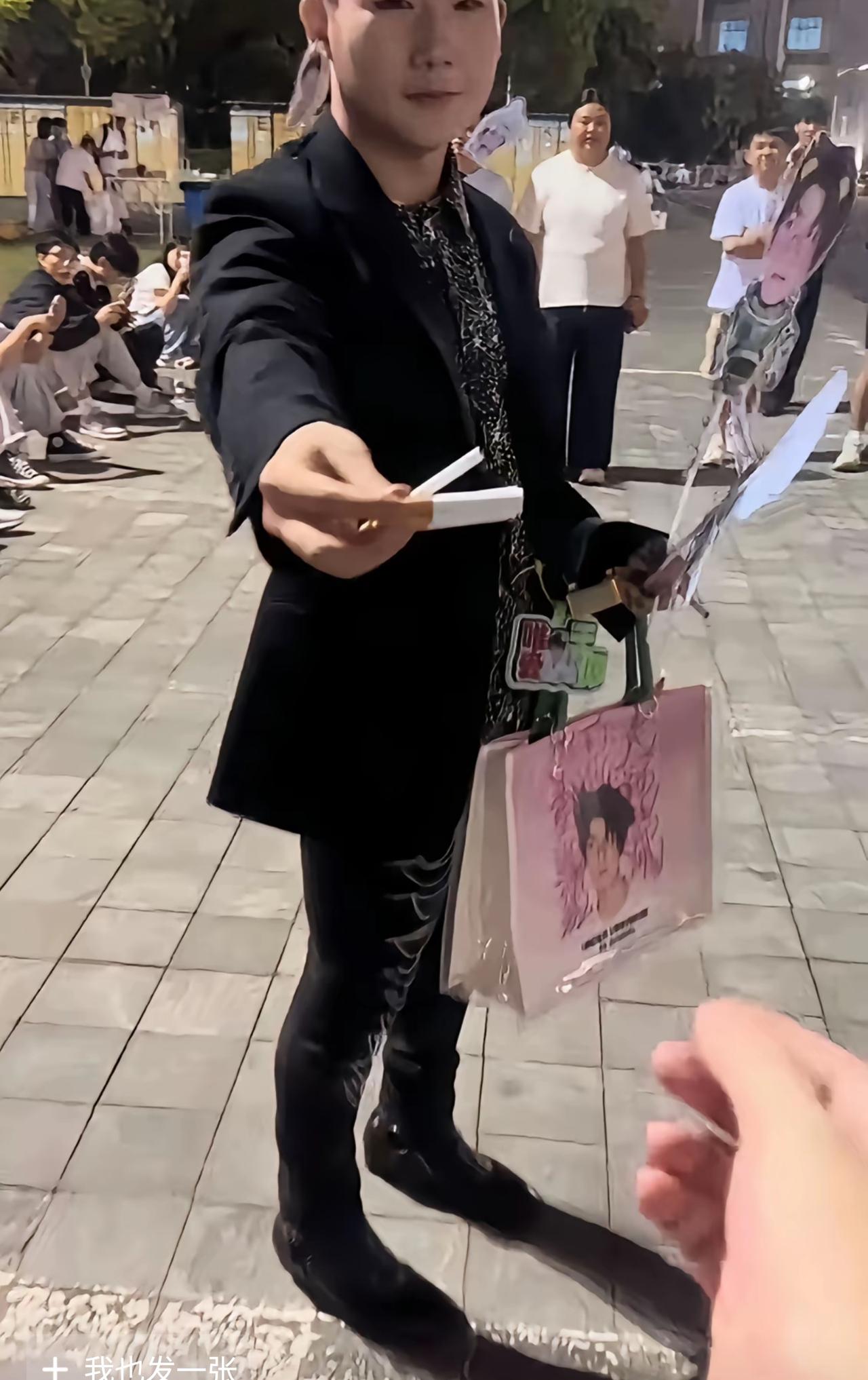 王源演唱会外面出现了两极分化，女生看到王扁就骂，男生看到王扁就合影，而且王扁还会