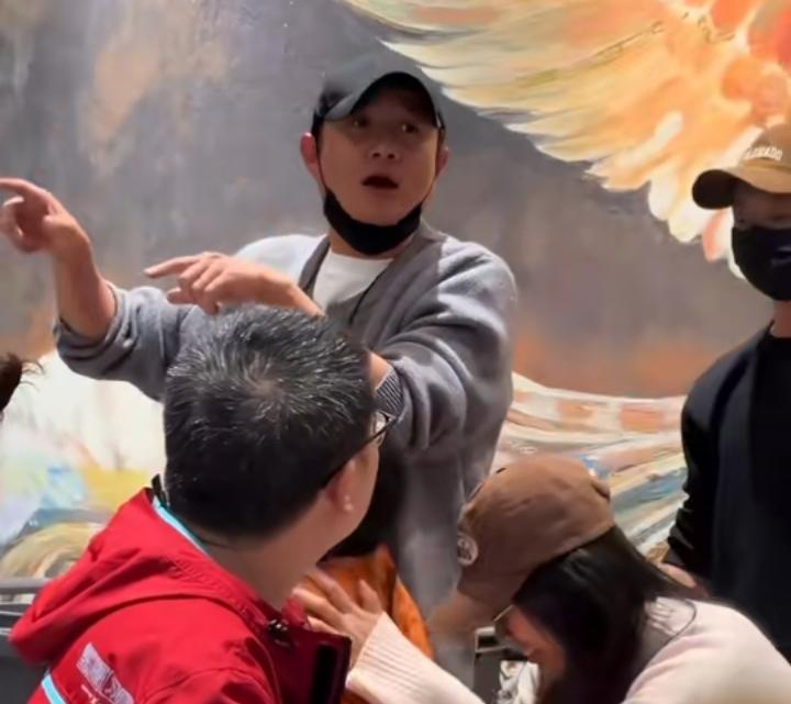 文章的上海餐馆，有人开始为他担心了。几天，文章在上海开的面馆“八号院儿”火的