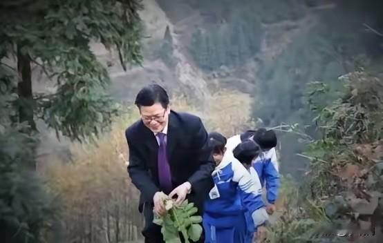 2016年，杭州一校长退休，拒绝百万年薪，前往山区支教。谁料半年后，学生少60多