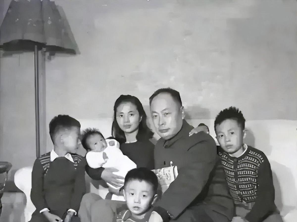 1964年陈毅携全家六人在成都合影，时年42岁的张茜气质优雅，容貌出众，让人印象