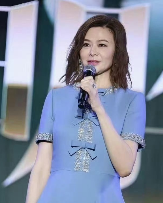 63岁关之琳换上泡面头也太减龄了，直接年轻20岁！一身蓝色连衣裙，丝毫没有中年感