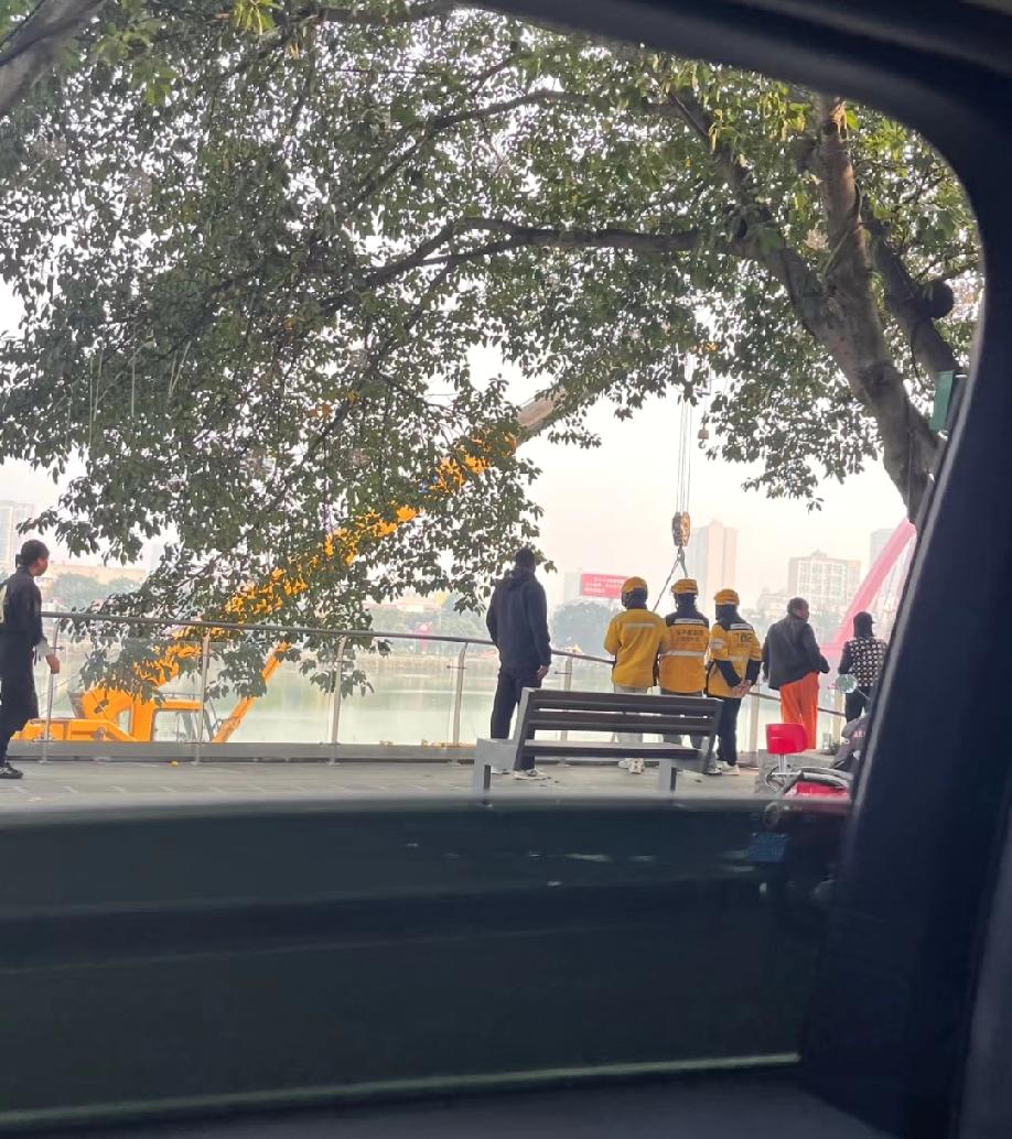 12月11日，四川德阳，旌湖国际酒店停车场附近发生一场比较诡异的车祸，疑是这台黑