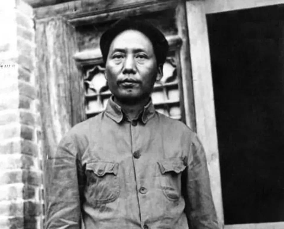 1934年，毛主席在自己的人生至暗时刻，拍下了这张照片，那时的红军第五次反“围剿