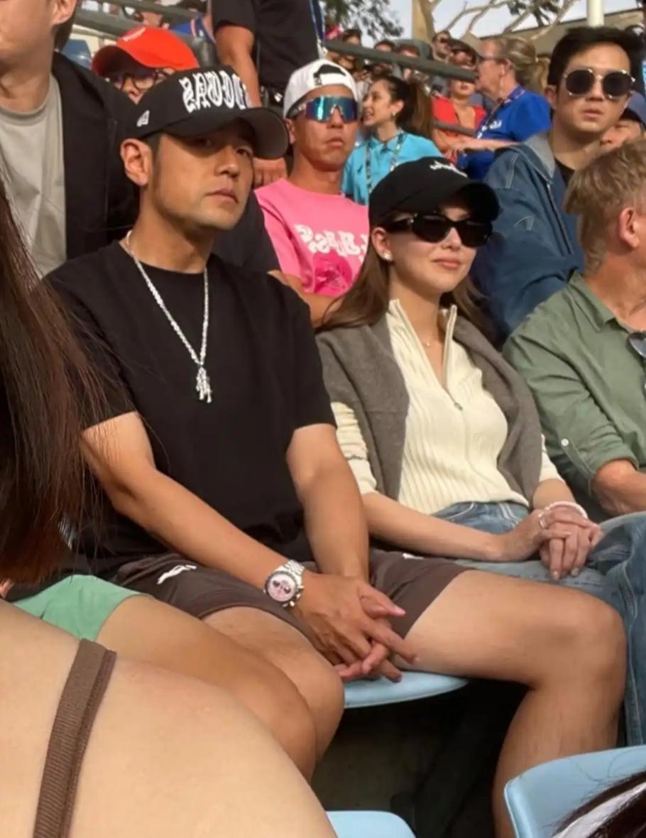 周杰伦携老婆昆凌现身澳洲网球公开赛，周杰伦穿古铜色大裤衩，棒球帽，潇洒有型，老婆