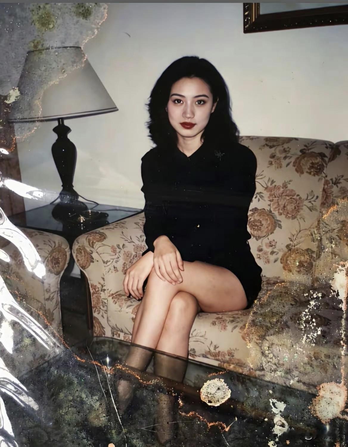 上世纪90年代有钱人的家庭装修风格～～属于非常豪华了。