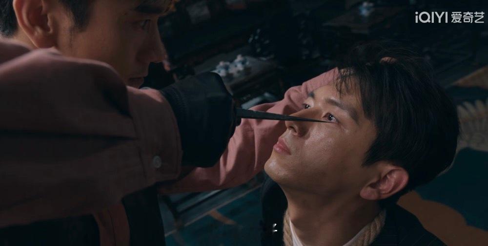 李现是怎么做到不眨眼的不眨眼不是重点，重点是眼底的恐惧和紧绷感在层层递进。眼睛