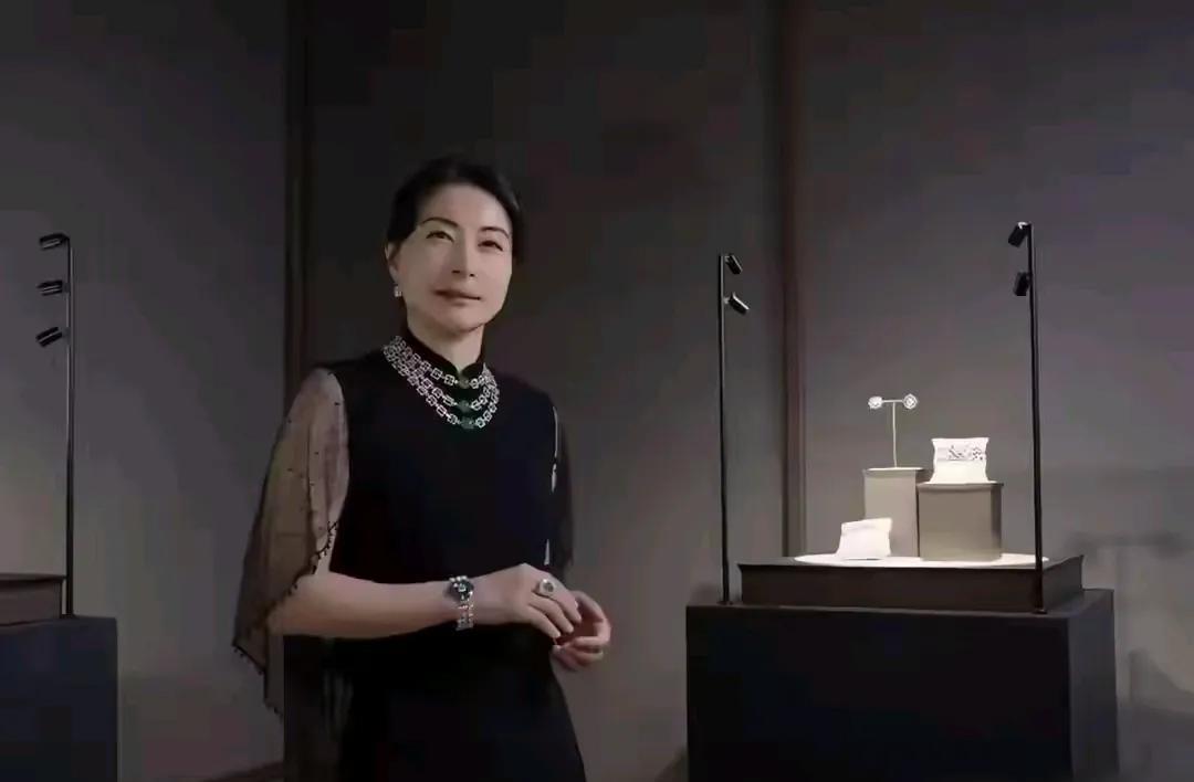 在网络上看到郭晶晶佩戴着千万级别的珠宝，真是气质超人，怎么那么从容，那么大气！任