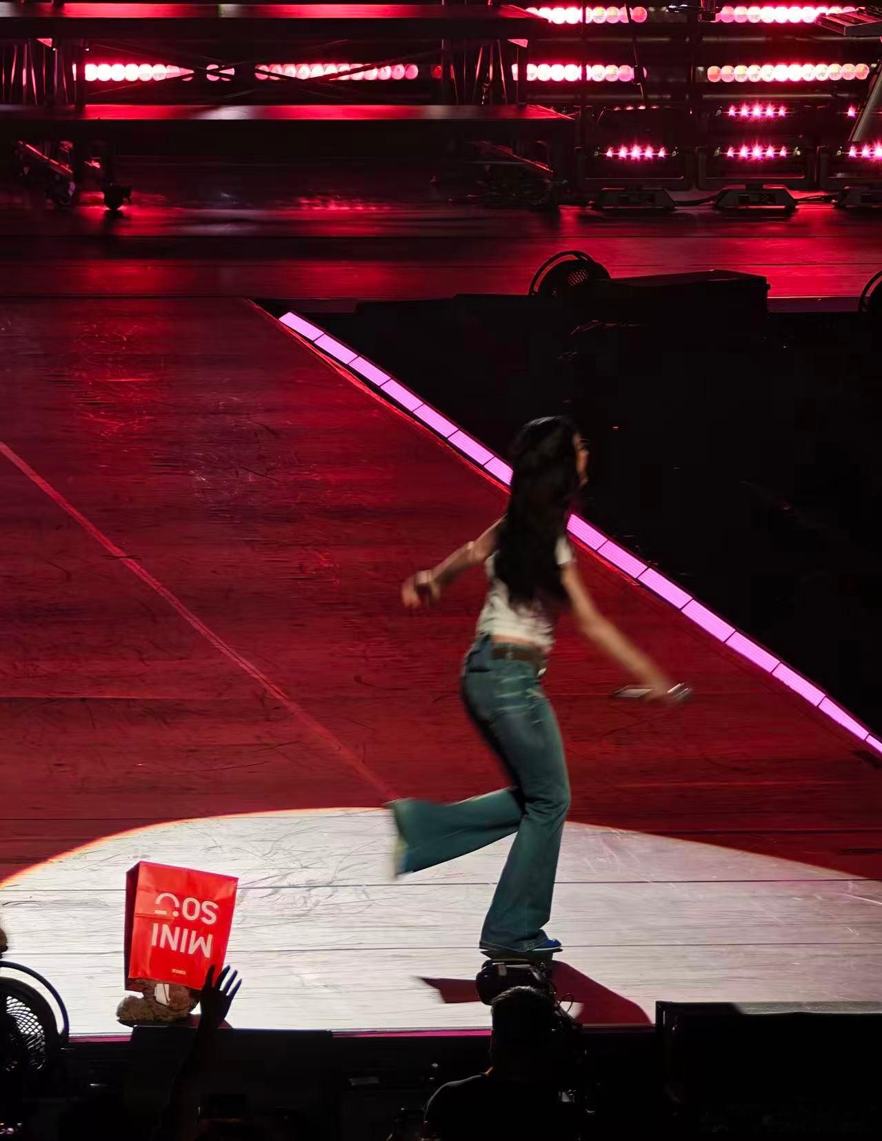 从MV植入到演唱会力挺，水果姐对名创是真爱！“来支持了”不是说说而已，行动