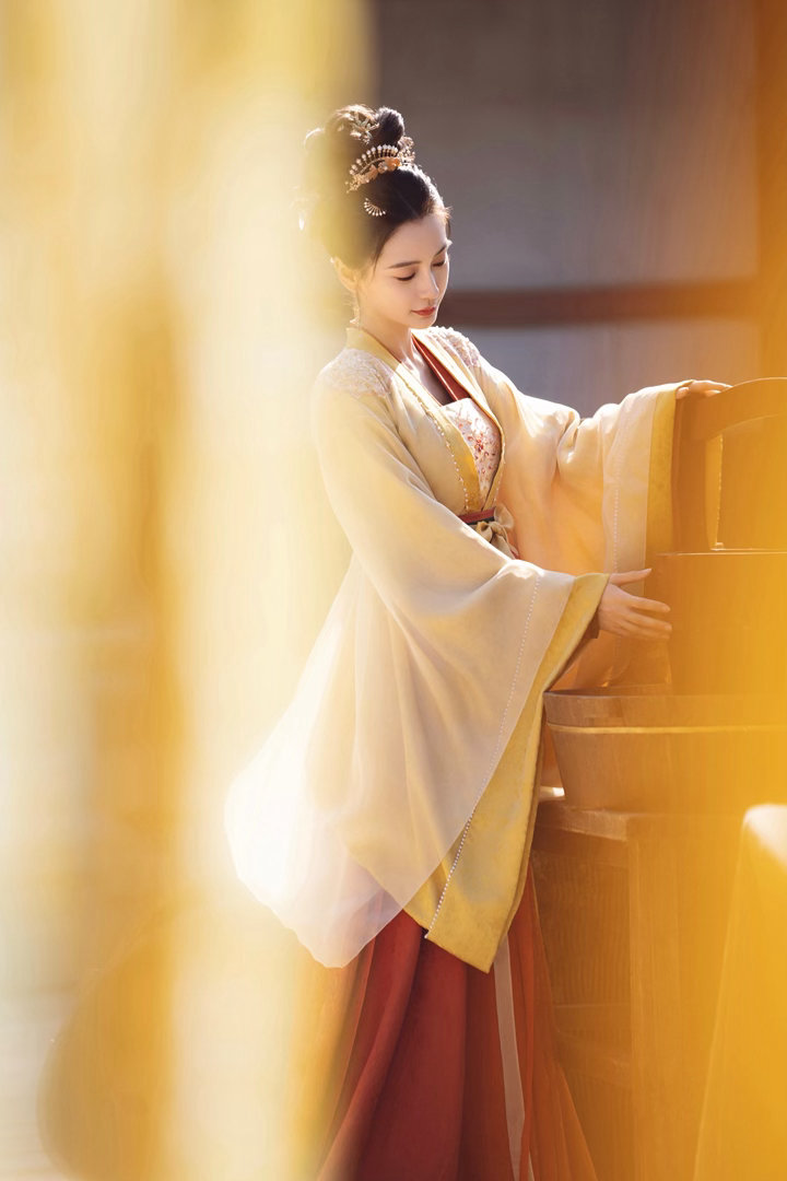 angelababy杨颖檐下秋风拂黄衫，抬眸皆是温婉人间🍂
