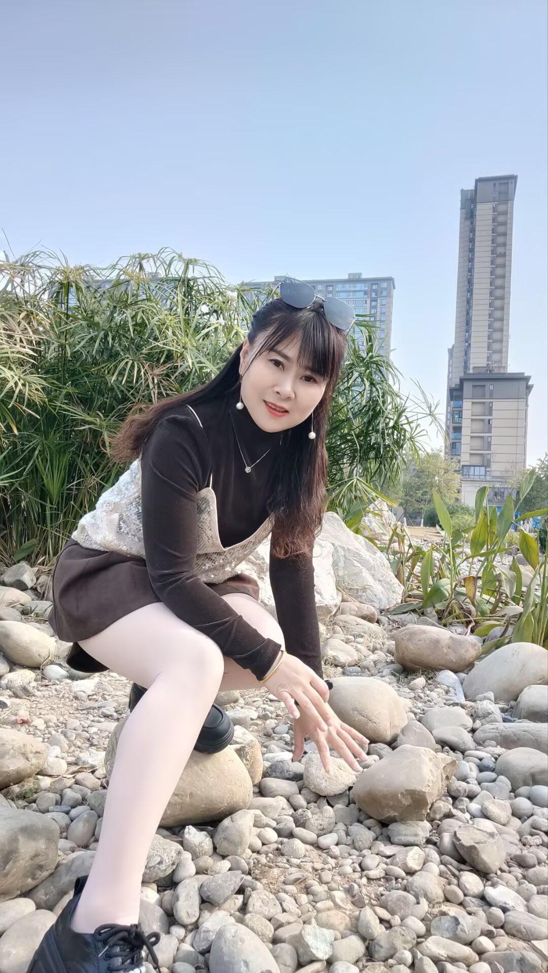 可以左右你心情的那个人，一定是你最爱的人。舍不得你难过的那个人，一定是...